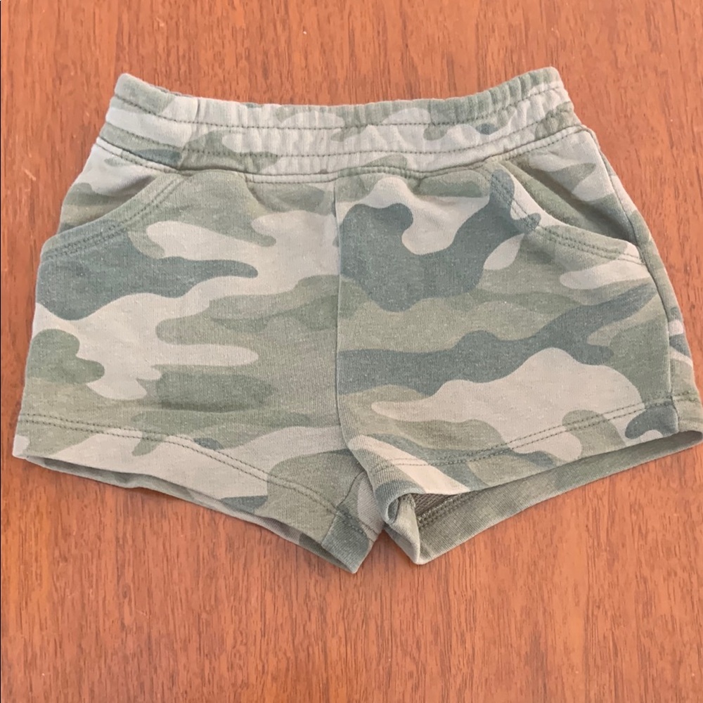 🍓3/$10 Old Navy Green Camo Casual Shorts size 18-24m